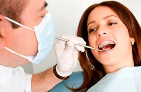 Clínica Dental Daniel Díez odontologo con una paciente